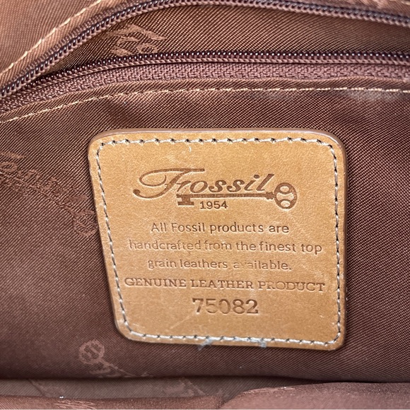 Fossil Brown Leather Purse With Outside Cell Phone Pocket - Picture 3 of 10